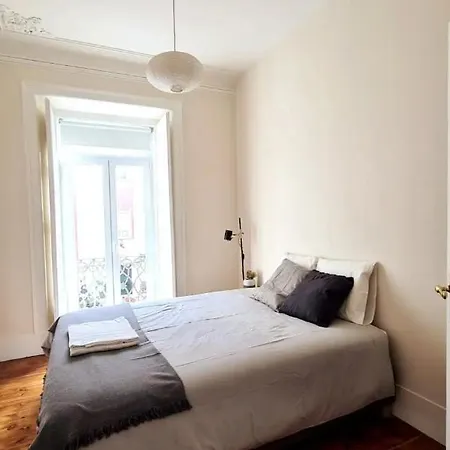 Lisbon Design Flat, Luxury, 7 People, Pool & Garden Apartment *