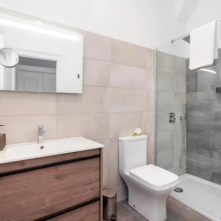 Lisbon Design Flat, Luxury, 7 People, Pool & Garden Apartment *